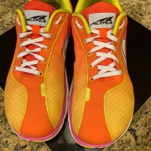 WOMEN'S ATHLETIC, RUNNING ALTRA "ONE" 2.5 SZ 9